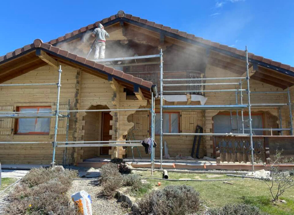 Gommage d'une façade d'un chalet